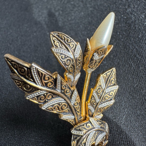 Vintage Floral Brooch – Gold Tone Art Nouveau Style - Picture 8 of 10